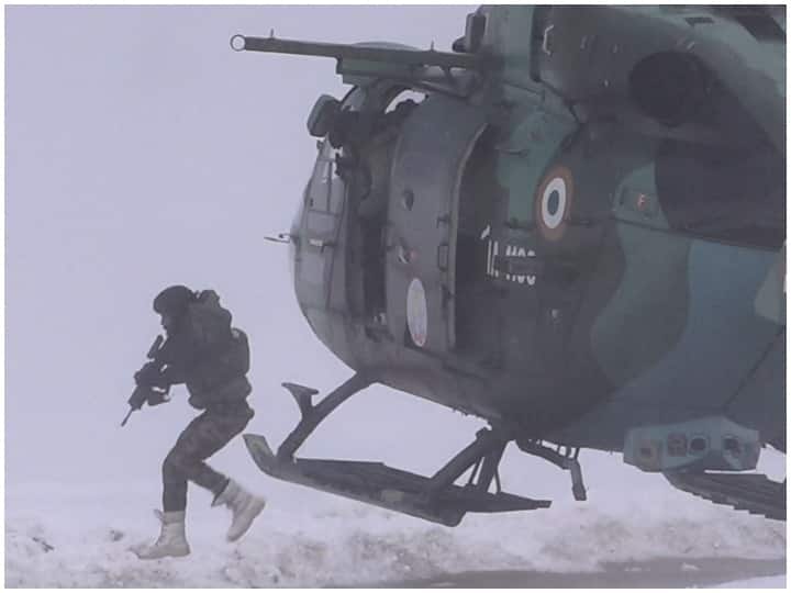 Military Exercise: Indian Army's 'Heli-Born Exercise' in Srinagar, Para-SF of Army and MARCOS commandos of Navy joined ANN Military Exercise: श्रीनगर में भारतीय सेना का 'हेली-बॉर्न एक्सरसाइज', थलसेना के पैरा-एसएफ और नौसेना के मारकोज कमांडोज हुए शामिल