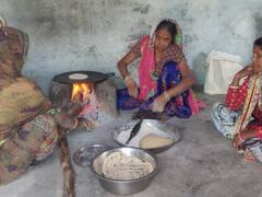 Sehore News: सिलेंडर का दाम बढ़ा तो चूल्हे पर मिड डे मील बनाने की मजबूरी, महिलाओं ने कहा- प्रशासन का ध्यान नहीं