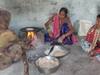 Sehore News: सिलेंडर का दाम बढ़ा तो चूल्हे पर मिड डे मील बनाने की मजबूरी, महिलाओं ने कहा- प्रशासन का ध्यान नहीं