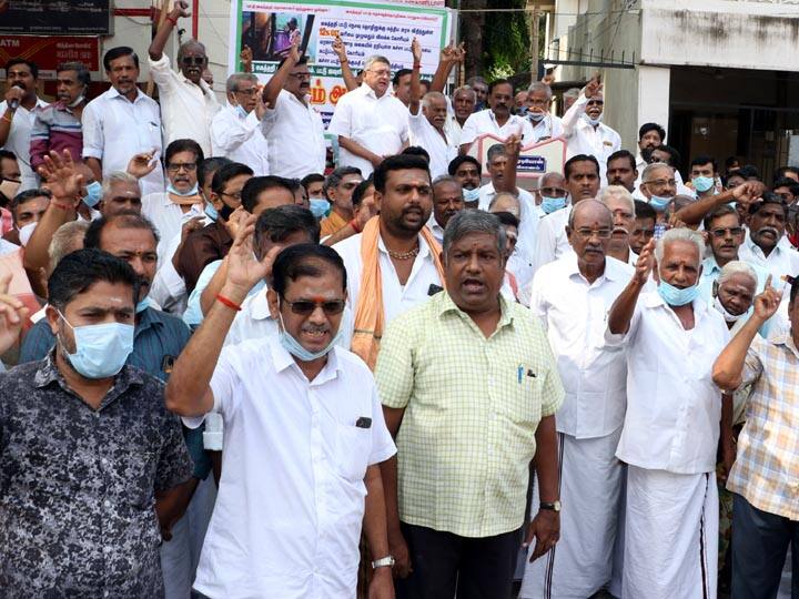 Weavers protest in Kumbakonam demanding removal of GST tax on handloom silk கைத்தறி பட்டுக்கு ஜிஎஸ்டி வரியை நீக்க கோரி கும்பகோணத்தில் நெசவாளர்கள் போராட்டம்
