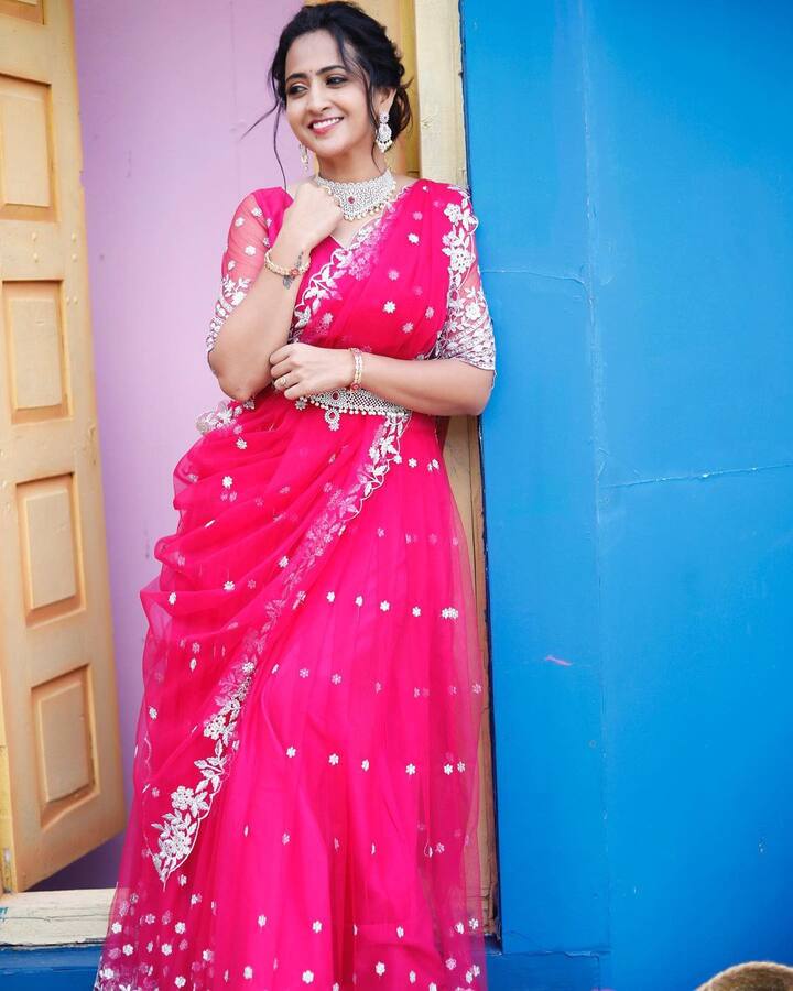 తరచూ ఫోటో‌షూట్లతో  చాలా బిజీగా ఉంది.   (Image credit: Lasya Manjunath/Instagram)