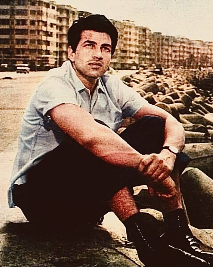 काही दिवसांपूर्वी त्यांनी त्यांच्या पहिल्या गाडीचा फोटो शेअर करत त्याबद्दलची आठवण सर्वांना सांगितली होती. (photo:aapkadharam/ig)