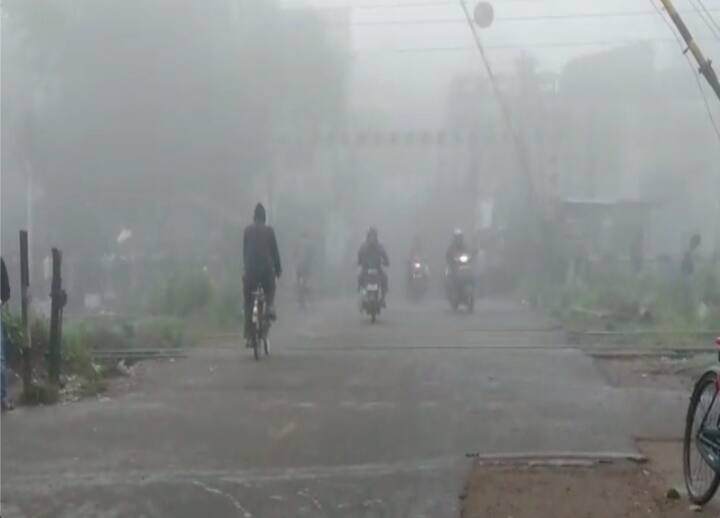 সকাল থেকেই কুয়াশার চাদরে মোড়া সিঙ্গুর। দুর্ঘটনা এড়াতে হেডলাইট জ্বালিয়ে চলছে গাড়ি।
