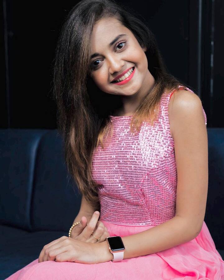యూట్యూబ్ లో ఆమె చేసే షోలలో కూడా దాదాపు ఆమె కూర్చునే ఉంటుంది. (Image credit: Shreya Muralidhar Ambala/ Instagram)