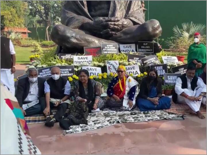 Rajya Sabha MPs protest against suspension opposition leaders met Mallikarjun Kharge said sit together decide for tomorrow Suspension of 12 MPs: धरने पर बैठे सांसदों से कई नेताओं ने की मुलाकात, कांग्रेस नेता मल्लिकार्जुन खड़गे बोले- साथ बैठेंगे, कल के बारे में लेंगे फैसला