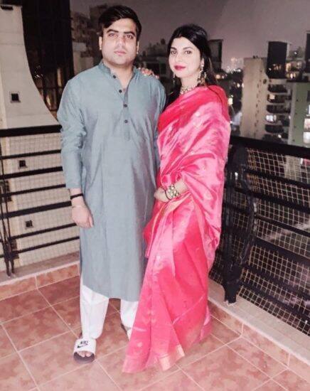 तेजप्रताप सिंह अखिलेश यादव के भतीजे लगते हैं. वह लोकसभा सांसद भी रह चुके हैं. तेजप्रताप की शादी लालू प्रसाद यादव की सबसे छोटी बेटी राजलक्ष्मी से हुई है. राजलक्ष्मी ने एमिटी यूनिवर्सिटी से बीकॉम किया है.