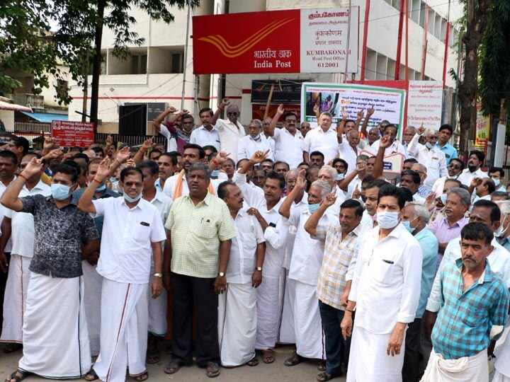 கைத்தறி பட்டுக்கு ஜிஎஸ்டி வரியை நீக்க கோரி கும்பகோணத்தில் நெசவாளர்கள் போராட்டம்