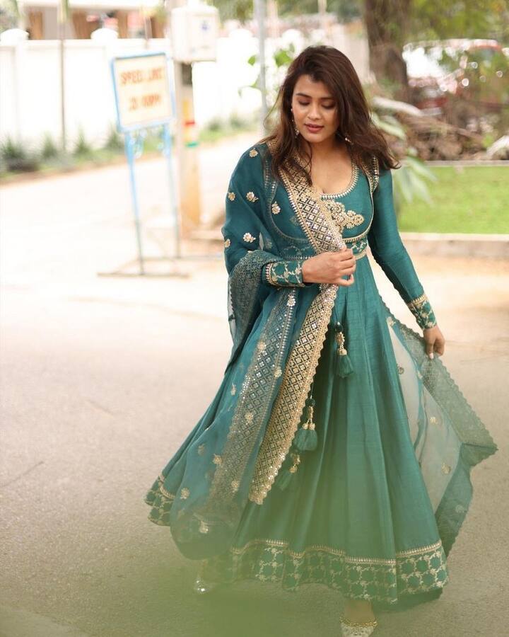 (Courtesy : Instagram) సోషల్ మీడియాలో మాత్రం అమ్మడు ఓ రేంజ్ లో అందాల ఆరబోత చేస్తుంది. ఈ మధ్యకాలంలో మరీ రెచ్చిపోతుంది.