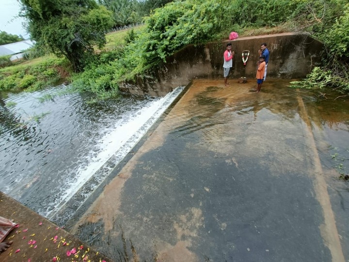 மதுரையில் 14 ஆண்டுக்கு பின் மறுகால் பாய்ந்த தண்ணீர் - பட்டாசு வெடித்து கொண்டாடிய கிராம மக்கள்