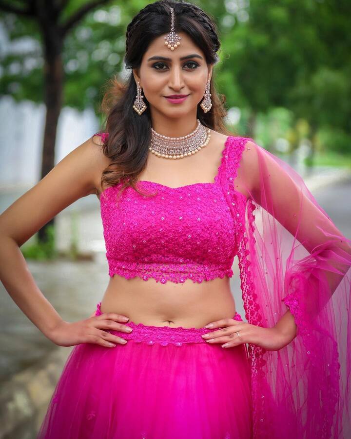వచ్చిందండి వయ్యారి వర్షిణి.. ఈమె అందాల జాతరకు కుర్రాళ్లకు నిదుర కరువే! - Image Credit: Varshini Sounderajan/Instagram