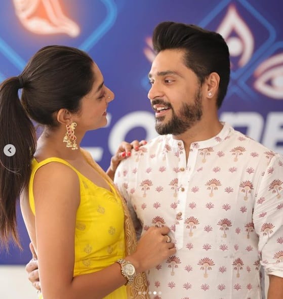 টলিউডের রিয়েল লাইফ জনপ্রিয় জুটি দেবলীনা কুমার এবং গৌরব চট্টোপাধ্যায়। সোশ্যাল মিডিয়াতেও খুবই সক্রিয় তাঁরা।