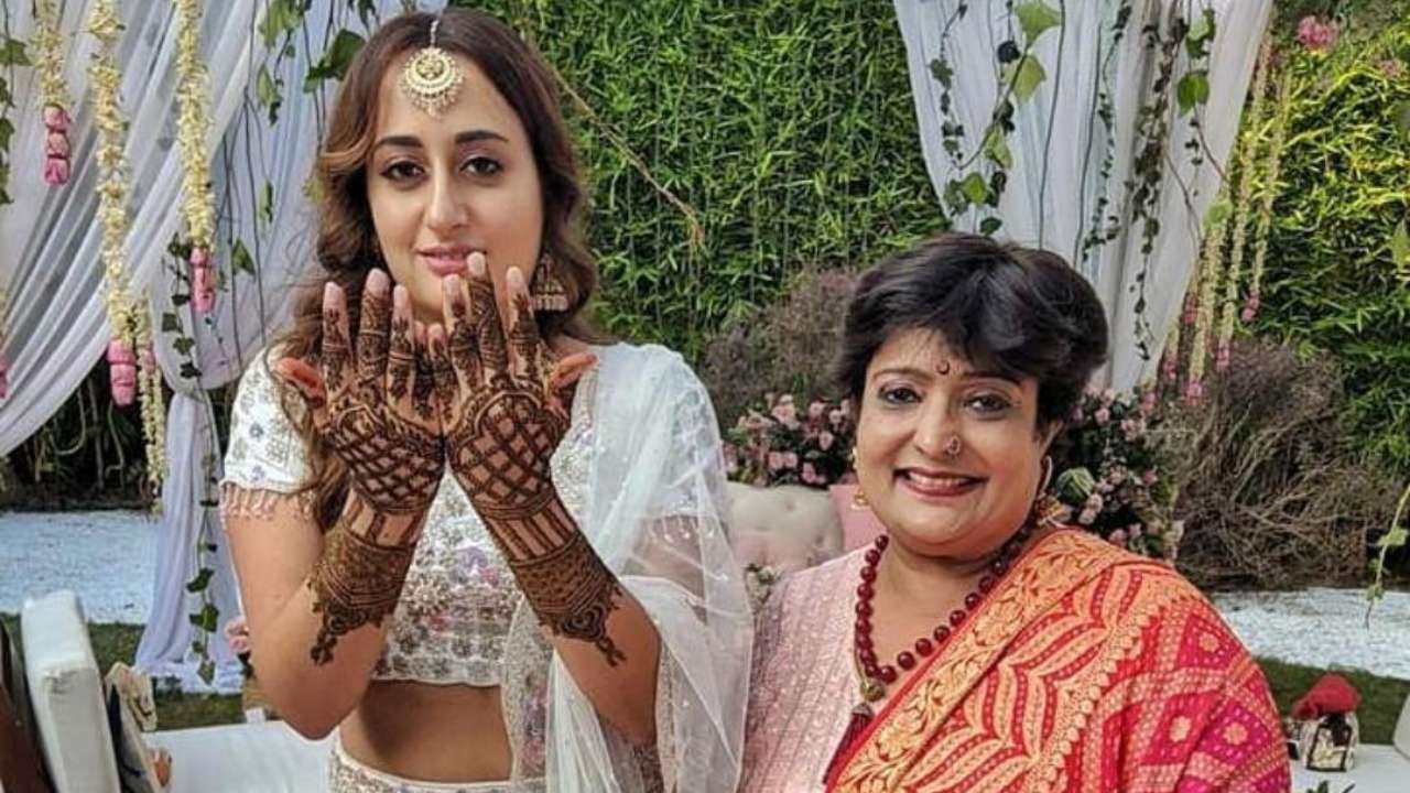 Celebrity Mehndi Artist in India - Veena Nagda