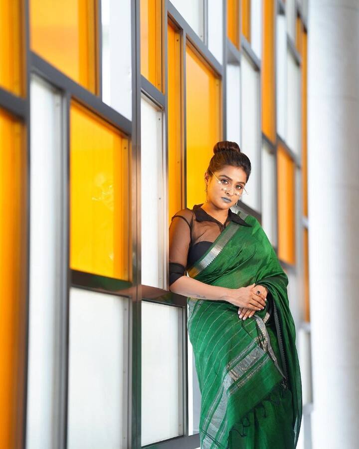 உன்னோடு இருக்கும் பொன்னான நிமிடம் எந்நாளும் தொடர்ந்திட நெஞ்சம் ஏங்கும்