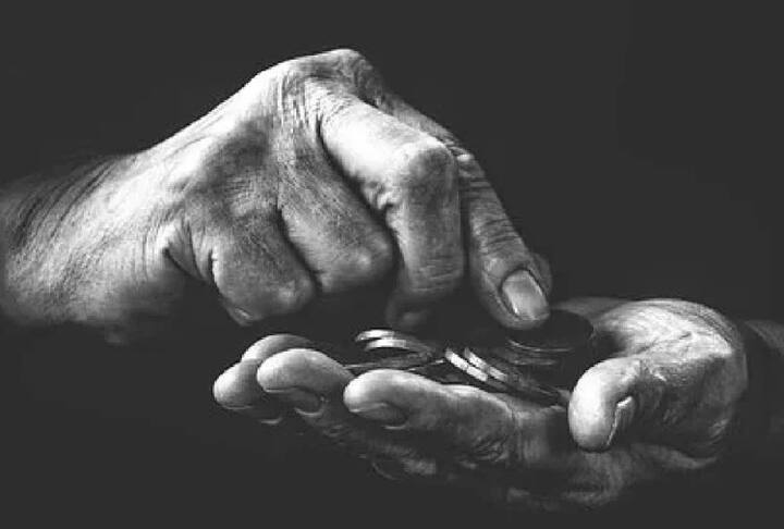 ઘણીવાર લોકો શેરબજારમાં આવનારી તેજીને ધ્યાનમાં રાખીને રોકાણની યોજનાઓ બનાવે છે, જે તેમની સૌથી મોટી ભૂલ સાબિત થાય છે, કારણ કે શેરબજારો ખૂબ જ અણધારી હોય છે. આવી સ્થિતિમાં તે જેટલી ઝડપથી ચઢે છે, તે બમણી ઝડપે નીચે પણ પડે છે. આવી સ્થિતિમાં બજારની તેજી જોઈને મ્યુચ્યુઅલ ફંડની SIPમાં ક્યારેય રોકાણ ન કરવું જોઈએ, પરંતુ ધીમે ધીમે વ્યવસ્થિત રીતે રોકાણ કરવું જોઈએ.