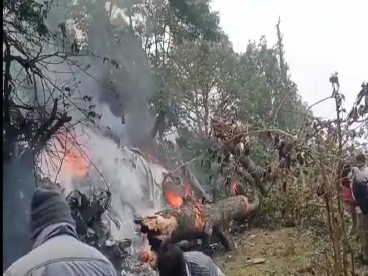 Chopper crash in Ooty, Army Helicopter crash near Coonoor, Nilgiris, 3 rescued out of 4 Coonoor Chopper Crash: குன்னூர் அருகே ராணுவ ஹெலிகாப்டர் விழுந்து விபத்து: ராணுவ உயர் அதிகாரி பலி என தகவல்!