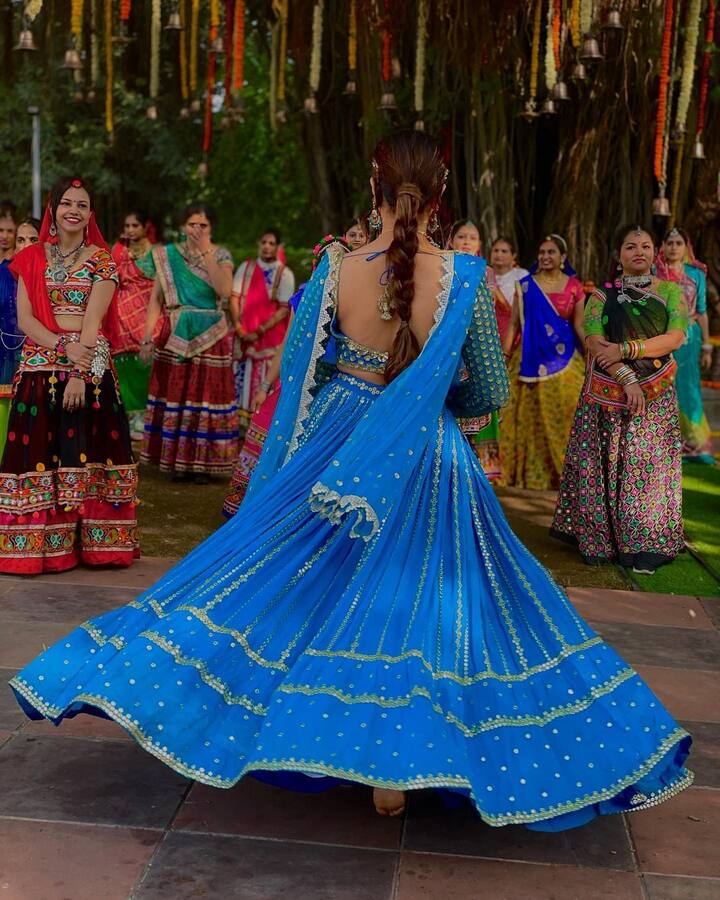 रुबीना की ये तस्वीरें शूटिंग के दौरान सेट की है. इस दौरान रुबीना ने बालों की चोटी बनाई हुई थी.