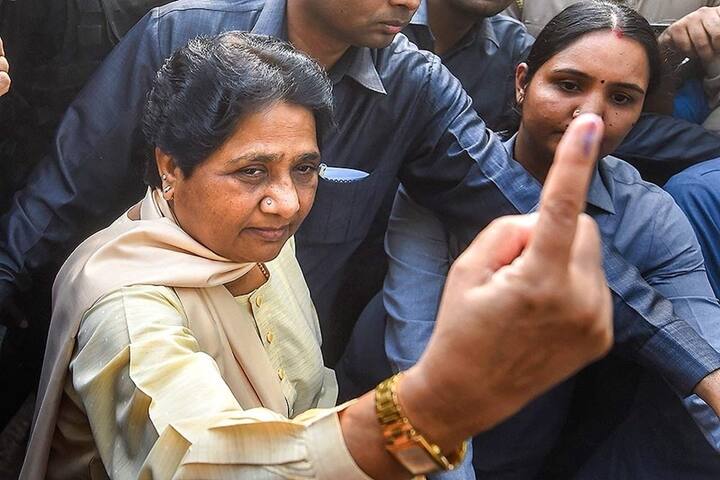 मायावती 4 बार यूपी की मुख्यमंत्री बनीं. आखिरी बार वह 2007 से 2012 तक राज्य की सीएम रहीं. मायावती ने बीए, बीएड और एलएलबी किया है.
