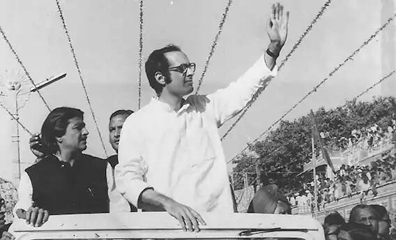 ১৯৮০ সালে বিমান দুর্ঘটনায় মৃত্যু হয় ইন্দিরা গাঁধীর ছেলে, কংগ্রেস নেতা সঞ্জয় গাঁধীর।