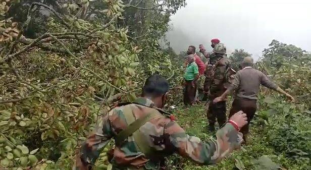 या हेलिकॉप्टरमध्ये लष्कराचे चार उच्च अधिकारी होते. यापैकी तिघांची प्रकृती गंभीर असल्याचं सांगण्यात येत आहे.