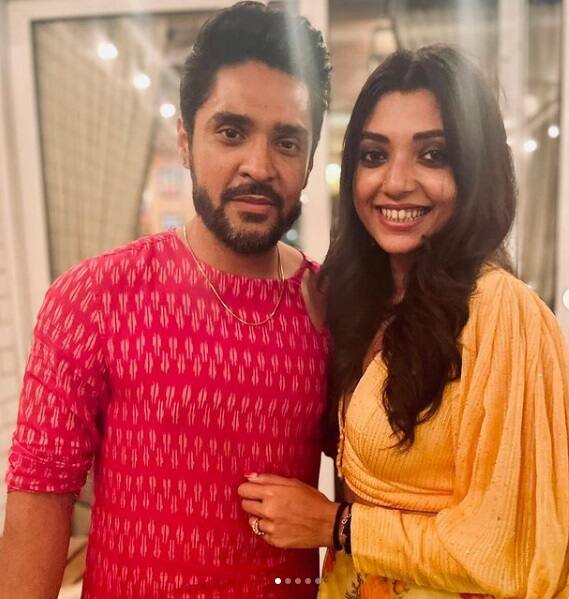 সদ্য কয়েকদিন আগেই গিয়েছে দেবলীনা কুমারের জন্মদিন। স্ত্রীর জন্মদিন সেলিব্রেট করতে বিদেশে উড়ে গিয়েছেন দম্পতি।