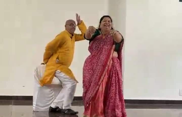 Ahmedabad businessman Ritesh Shah's marriage video viral with wife અમદાવાદના બિઝનેસમેનના પત્નીએ કર્યો ફની ડાન્સ, ગાયું, 'મૈં ક્યા કરું રામ મુઝે બુઢા મિલ ગયા', જુઓ વીડિયો
