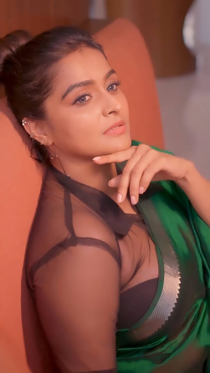 விழிகளிலே விழிகளிலே புது புது மயக்கம் யார் தந்தார்