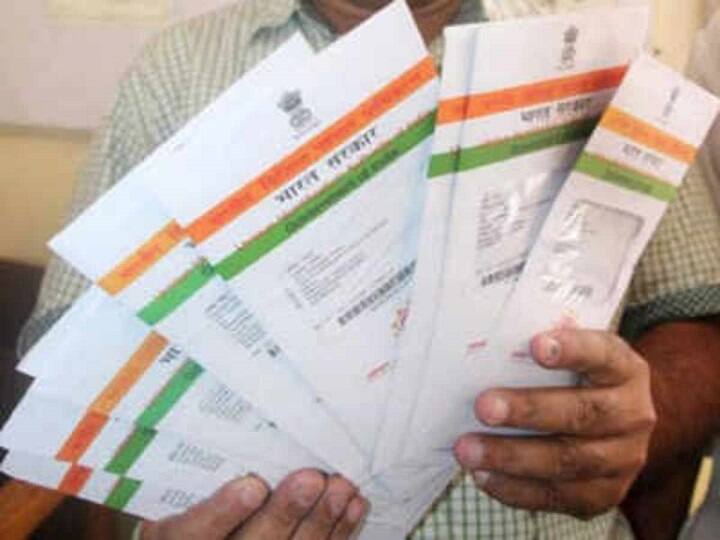 आपकी सभी डिटेल्स वेरिफाई होने के बाद में आपको अपने डाउनलोड फोल्डर में जाना है वहां पर आपको आधार कार्ड की पीडीएफ मिल जाएगा. आपको पीडीएफ के लिए पासवर्ड चाहिए होगा, इसे खोलने के लिए, डाउनलोड की गई फाइल पर क्लिक करें और पासवर्ड दर्ज करें, यह आठ अक्षरों का होगा.