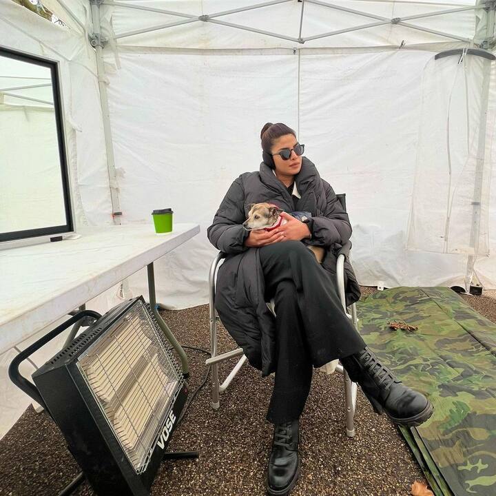 यही कारण है कि इस बार प्रियंका शूटिंग सेट पर ही अपने Pets के साथ पहुंच गईं. प्रियंका ने इंस्टाग्राम पर कुछ तस्वीरें शेयर की है जिनमें वो अपने Pets के साथ नजर आ रही हैं. (फोटो – सोशल मीडिया)