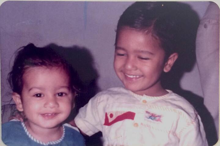 विक्की कौशल और कैटरीना कैफ इस समय राजस्थान के सवाई माधोपुर में हैं, जहां वो अपनी शादी के उत्सव का आनंद ले रहे हैं. इसीलिए आपको विक्की कौशल के बचपन से रूबरू करवा देते हैं. इन तस्वीरों को देखकर आप भी समझ जाएंगे कि आखिर कैटरीना और करोड़ों लोग विक्की कौशल को इतना प्यार क्यों करते हैं.