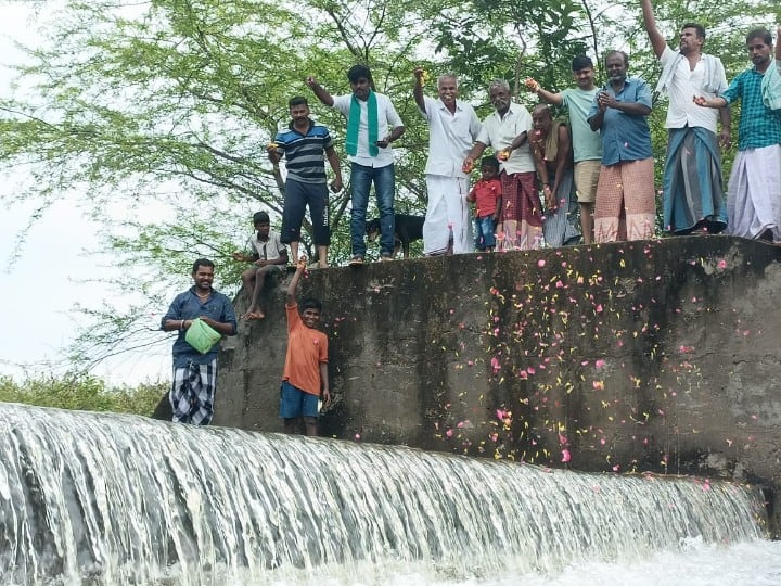 Villagers celebrate the return of water after 14 years in Madurai - Fireworks explode மதுரையில் 14 ஆண்டுக்கு பின் மறுகால் பாய்ந்த தண்ணீர் - பட்டாசு வெடித்து கொண்டாடிய கிராம மக்கள்