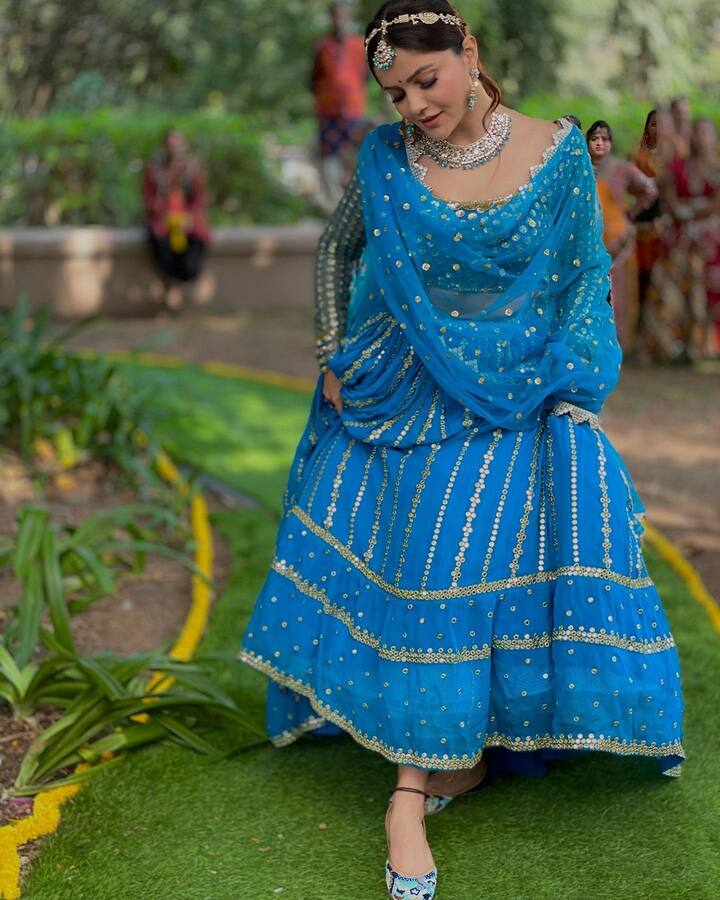 इसके साथ ही इस तस्वीर में आप देख सकते हैं कि रुबीना ने इस दौरान अपनी मोजड़ी भी फ्लॉन्ट की.