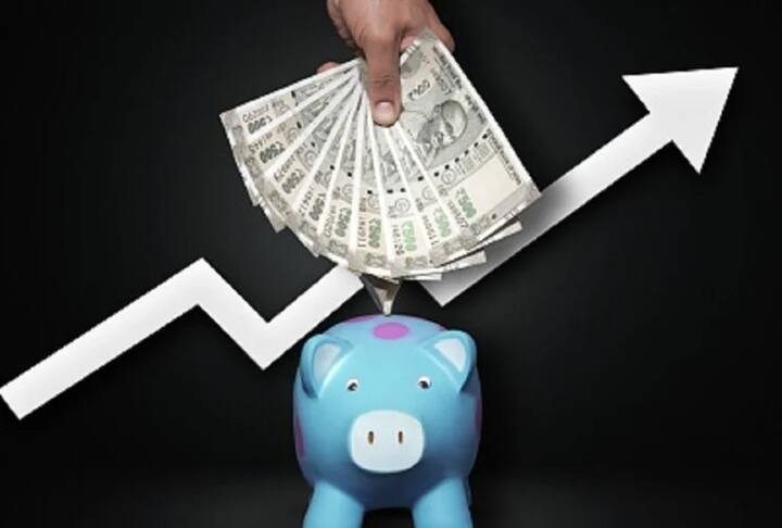 ઘણી વખત શેરબજારમાં આવનારી મંદીને જોતા લોકો તેમના રોકાણ અને SIP બંધ કરી દે છે. પરંતુ તમારે આવું ન કરવું જોઈએ, કારણ કે જ્યારે બજારમાં મંદી હોય છે, ત્યારે તમને સ્ટોકના ઘણા યુનિટ સસ્તામાં મળે છે. આવી સ્થિતિમાં, તેમાં રોકાણ કરીને તમે બજારમાં ઉછાળો આવે ત્યારે વધુ નફો મેળવી શકો છો.