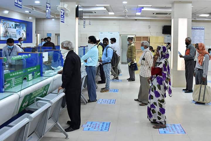 एक से ज्यादा खाता रखने पर आपको कई तरह के फाइनेंशियल नुकसान का सामना करना पड़ता है. एक्सपर्ट भी निवेश और आईटीआर के लिए सिंगल अकाउंट रखने की सलाह देते हैं.