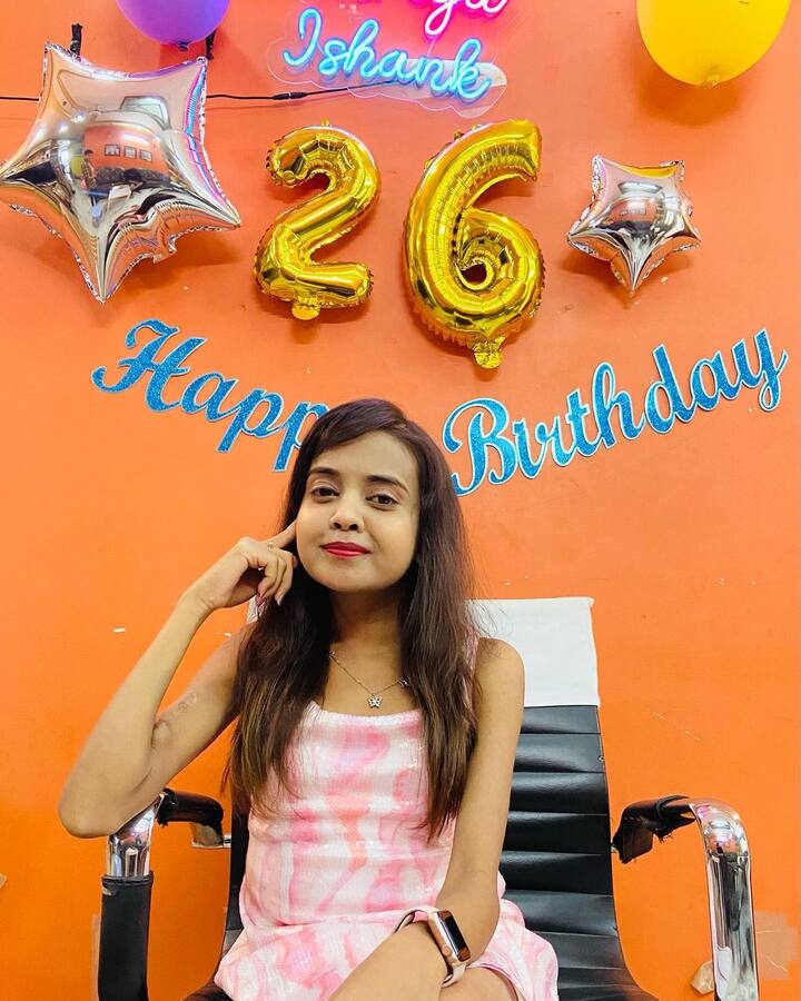 శ్రియ చిన్నప్పట్నించి ‘థలసేమియా’ వ్యాధితో బాధపడుతున్నట్టు సమాచారం. అందుకే ఆమె ఎక్కువ సేపు నిల్చోలేదు కూడా అని చెబుతారు సన్నిహితులు. (Image credit: Shreya Muralidhar Ambala/ Instagram)