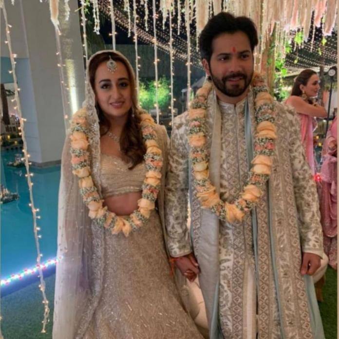 Shaadi Squadએ આ વર્ષે જાન્યુઆરીમાં વરુણ ધવન અને નતાશા દલાલના લગ્નનું પ્લાનિંગ કર્યું હતું. ગેસ્ટના સ્વાગતથી લઇને વરમાળા સિલેક્શન સુધીની તમામ જવાબદારી વેડિંગ કંપનીની હતી. લગ્ન અલીબાગમાં થયા હતા.