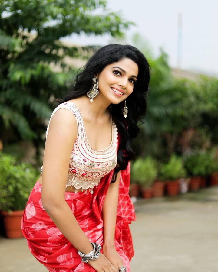 फार कमी वेळातच पूजा सावंतने मराठी चित्रपटसृष्टीसोबतच बॉलिवूडमध्येही आपली वेगळी जागा निर्माण केली आहे. (@iampoojasawant/Instagram)