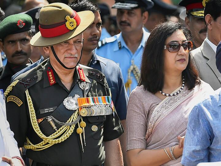 আজ সস্ত্রীক চিফ অফ ডিফেন্স স্টাফ জেনারেল বিপিন রাওয়াতকে নিয়ে তামিলনাড়ুর কুন্নুরে নীলগিরি পাহাড়ে ভেঙে পড়ল বায়ুসেনার Mi-17 কপ্টার।