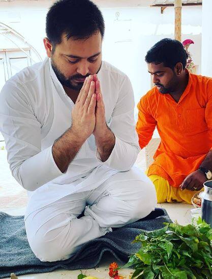 तेजस्वी यादव की सगाई में खास रिश्तेदार को ही न्यौता दिया गया है. हालांकि चर्चा है कि 40 से 50 लोग सगाई में आ सकते हैं.