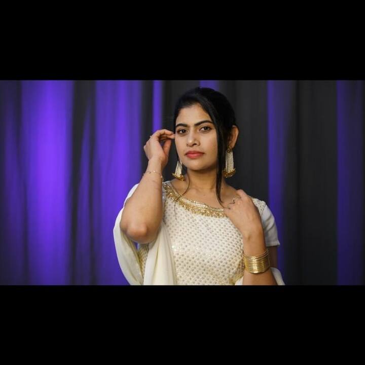 కేవలం ఆర్జే గానే పరిమితం కాకుండా.. పలు ఈవెంట్స్ ను హోస్ట్ చేయడంతో పాపులర్ అయింది కాజల్. 2009 లో “నిన్ను కలిసాక” సినిమా లో డబ్బింగ్ చెప్పే అవకాశం వచ్చింది. సుమారు 100 చిత్రాలకు పైగా డబ్బింగ్ చెప్పింది. డబ్బింగ్ ఆర్టిస్ట్ గా మాత్రమే కాకుండా మంచు మనోజ్ ,తాప్సీ నటించిన “ఝుమ్మందినాదం” ఓ ఫ్రేమ్ లో కనిపించింది కాజల్.