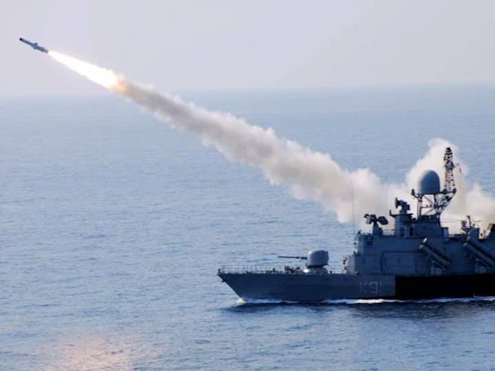 भारताच्या ताफ्यातील 'किलर्स स्क्वॉड्रन'; राष्ट्रपती रामनाथ कोविंद यांच्या हस्ते 'राष्ट्रपती मानांकन' President of india ram nath kovind will give president standard to 22 killer squadron भारताच्या ताफ्यातील 'किलर्स स्क्वॉड्रन'; राष्ट्रपती रामनाथ कोविंद यांच्या हस्ते 'राष्ट्रपती मानांकन'