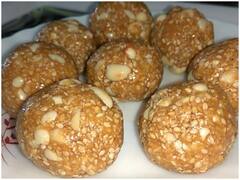 Kitchen Hacks: मोटापे के डर से नहीं खा पाते मीठा, तो बनाएं बिना घी-चीनी वाले तिल, मूंगफली और नारियल के लड्डू