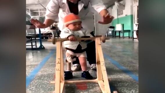 Taliban : तालिबानींच्या हल्ल्यात चिमुकल्यनं पाय गमावला; व्हिडीओ व्हायरल ABP Majha