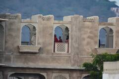 Katrina Kaif Vicky Kaushal First Photo After Wedding: सुर्ख जोड़े में कैटरीना तो क्रीम शेरवानी में विक्की कौशल बने दूल्हे, सामने आई पहली तस्वीर