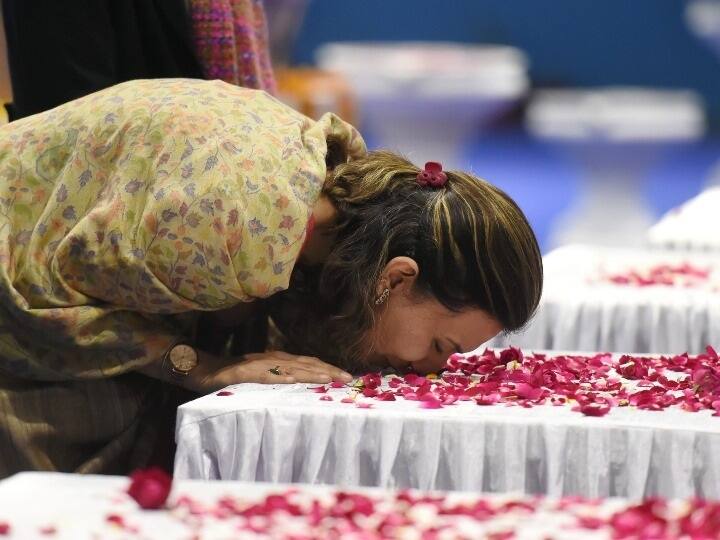 जब देश के पहले सीडीएस बिपिन रावत का शव तिरंगे में लिपटे हुए राजधानी दिल्ली पहुंचा तो माहौल गमगीन था.