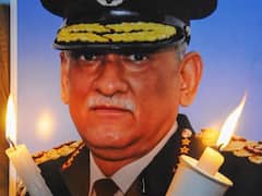 CDS Bipin Rawat Death: कश्मीर में सीडीएस जनरल बिपिन रावत, उनकी पत्नी और 11 अन्य को कश्मीरी युवाओं ने दी श्रद्धांजलि