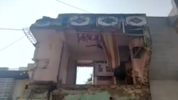 રાજકોટ: ગોંડલમાં મકાનની બાલકની ધરાશાયી, રિક્ષાને મોટું નુકસાન, જુઓ ગુજરાતી ન્યુઝ