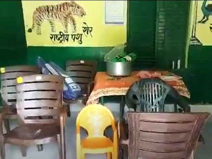 Kanpur News : शिक्षा विभाग का हर प्रयास बेकार, कहीं स्कूलों में झाडू लगा रहे छात्र तो कहीं देर से आते हैं मास्टर साहब