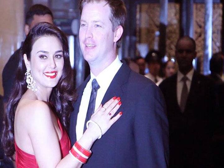 कई बार प्यार में धोखा खा चुकी बॉलीवुड की डिंपल गर्ल प्रीति का दिल कई बार टूटा है. लेकिन इस दिल पर मरहम लगाया विदेशी मुंडे जीन गुड इनफ ने. जैसे ही प्रीति की जिंदगी में जीन की एंट्री हुई उन्हें अपना जिंदगी भर का हमसफर मिल गया. दोनो ने एक दूसरे के साथ साल 2016 में शादी की और अब दोनो की जिंदगी में 2 नन्हे मेहमानों ने दस्तक दी है. हाल ही में दोनो जुड़वा बच्चों के माता पिता बने हैं.