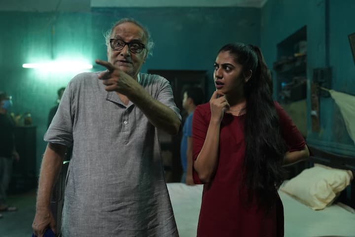 জীবন তাঁর এমনিতে সাদামাটাই চলছিল। কিন্তু হঠাৎই একদিন তাঁর ফোন বেজে ওঠে। রং নম্বর। ফোনের ওপারে অচেনা একটি মেয়ের গলার স্বর।