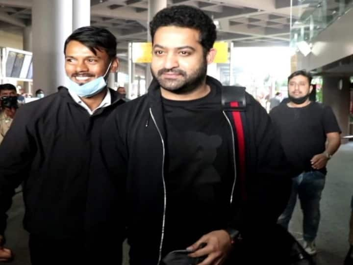 Jr. NTR  In Mumbai For RRR Trailer Launch RRR Trailer NTR: ముంబయిలో RRR టీమ్.. ఎయిర్‌పోర్ట్‌లో భీమ్ సందడి